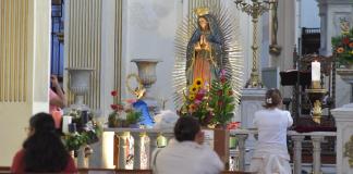 Persona rezando en el Santuario de la Virgen de Guadalupe. Foto La Hora: José Orozco.