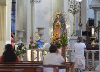 Persona rezando en el Santuario de la Virgen de Guadalupe. Foto La Hora: José Orozco.