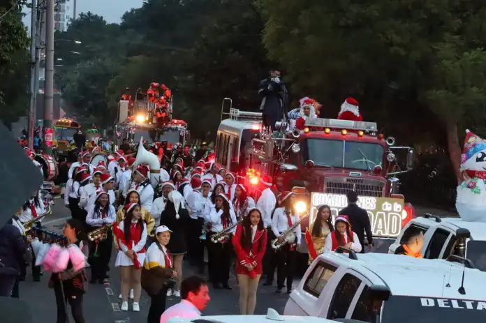Guardianes de la Navidad desfile navideno Desfile navideño de los Bomberos Voluntarios Guardianes de la Navidad. Foto La Hora: CBV