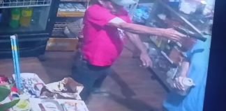 Hombre en San Miguel Petapa que ataca dentro de tienda de barrio. Foto La Hora: Policía Municipal de San Miguel Petapa