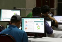 Un hombre observa los resultados parciales de las elecciones presidenciales en Honduras. EFE/ Carlos Lemos