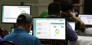 Un hombre observa los resultados parciales de las elecciones presidenciales en Honduras. EFE/ Carlos Lemos