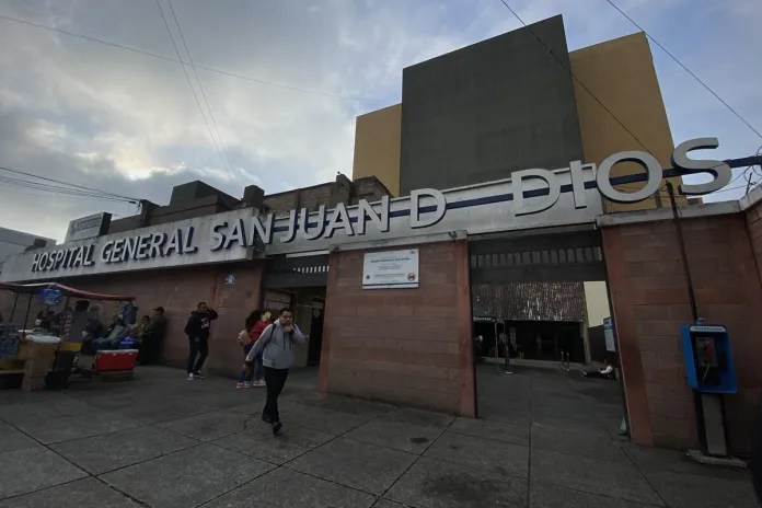 Hospital-General-San-Juan-de-Dios El supuesto delincuente fue llevado al Hospital General San Juan de Dios por los Bomberos Voluntarios. Foto La Hora