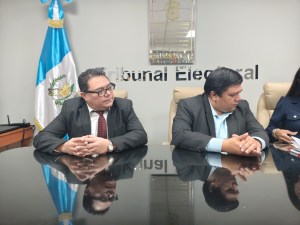 Organización de cercanos a Consuelo Porras y Estuardo Gálvez presentan planilla para Postuladora del TSE