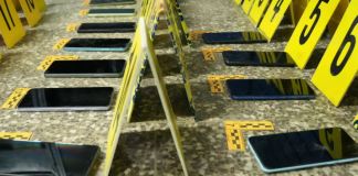 Dos pistolas, una granada y 31 celulares se incautaron en Pavón. Foto La Hora: captura de pantalla