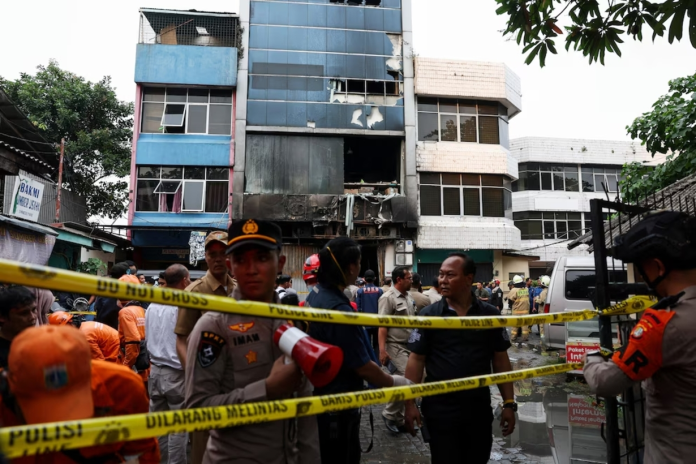 Incendio Un incendio de gran magnitud en un edificio de siete niveles en Yakarta, Indonesia, dejó al menos 22 personas fallecidas y varias más heridas.