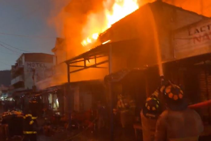 Incendio mercado municipal de Jalapa Incendio de una cohetería en el mercado municipal de Jalapa. Foto La Hora: Captura de pantalla Noti 5 Jalapa