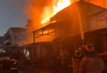 Incendio de una cohetería en el mercado municipal de Jalapa. Foto La Hora: Captura de pantalla Noti 5 Jalapa