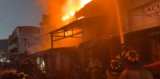 Incendio de una cohetería en el mercado municipal de Jalapa. Foto La Hora: Captura de pantalla Noti 5 Jalapa