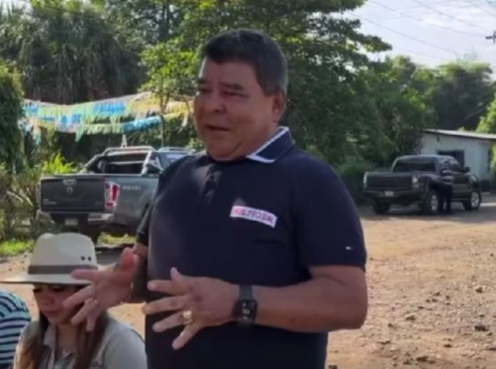 En su primera aparición pública, el alcalde Israel Castillo hizo entrega de ayuda a vecinos de El Astillero. Foto La Hora: captura de pantalla