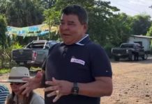 En su primera aparición pública, el alcalde Israel Castillo hizo entrega de ayuda a vecinos de El Astillero. Foto La Hora: captura de pantalla