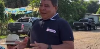En su primera aparición pública, el alcalde Israel Castillo hizo entrega de ayuda a vecinos de El Astillero. Foto La Hora: captura de pantalla