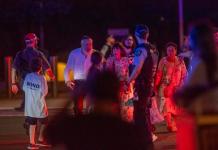FOTODELDIA Sídney (Australia), 14/12/2025.- Un oficial de policía observa a la gente que desaloja la playa de Bondi en Sídney, Australia, donde este domingo al menos 10 personas han muerto, incluido uno los presuntos agresores, por un tiroteo que obligó a acordonar la zona y que ha causado también al menos 12 heridos. EFE/ Jeremy Piper PROHIBIDO SU USO EN AUSTRALIA Y NUEVA ZELANDA