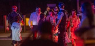 FOTODELDIA Sídney (Australia), 14/12/2025.- Un oficial de policía observa a la gente que desaloja la playa de Bondi en Sídney, Australia, donde este domingo al menos 10 personas han muerto, incluido uno los presuntos agresores, por un tiroteo que obligó a acordonar la zona y que ha causado también al menos 12 heridos. EFE/ Jeremy Piper PROHIBIDO SU USO EN AUSTRALIA Y NUEVA ZELANDA
