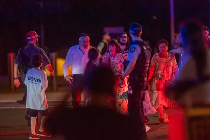 Al menos 10 muertos, incluido uno de los tiradores, en el tiroteo en una playa de Sídney FOTODELDIA Sídney (Australia), 14/12/2025.- Un oficial de policía observa a la gente que desaloja la playa de Bondi en Sídney, Australia, donde este domingo al menos 10 personas han muerto, incluido uno los presuntos agresores, por un tiroteo que obligó a acordonar la zona y que ha causado también al menos 12 heridos. EFE/ Jeremy Piper PROHIBIDO SU USO EN AUSTRALIA Y NUEVA ZELANDA