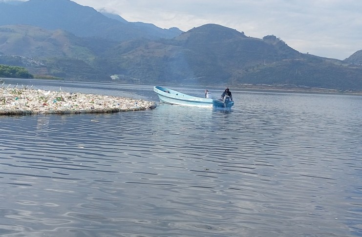 Lago de Amatitlán, donde los tres cuerpos fueron hallados por los bomberos. Foto La Hora: Cuerpo de Bomberos Voluntarios.