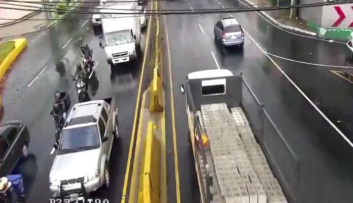 Lluvia-capital Desde el mediodía comenzó a llover y ha afectado el tránsito en distintas zonas de la capital. Foto La Hora: captura de pantalla