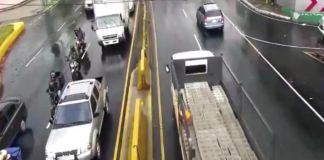 Desde el mediodía comenzó a llover y ha afectado el tránsito en distintas zonas de la capital. Foto La Hora: captura de pantalla