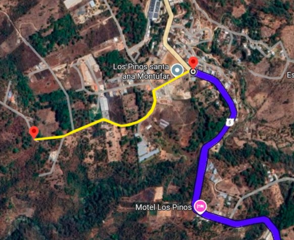 Tramo de la orilla de la carretera hacia la entrada de la finca. Arte La Hora: Alejandro Ramírez.