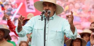 El presidente de Venezuela, Nicolás Maduro, pidió este miércoles a los campesinos y pescadores del país estar preparados para "partirle los dientes" a Estados Unidos.