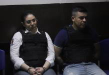 Sala rechaza unificar amparos de la defensa de María Fernanda Bonilla y mantiene audiencias separadas María Fernanda Bonilla y su exguardaespaldas José Luis Marroquín en el edificio de Torre de Tribunales. Foto La Hora: Daniel Ramírez.