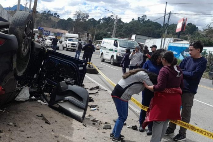 Mientras caminaban por vía pública madre e hijo son atropellados en ruta hacia Quetzaltenango.