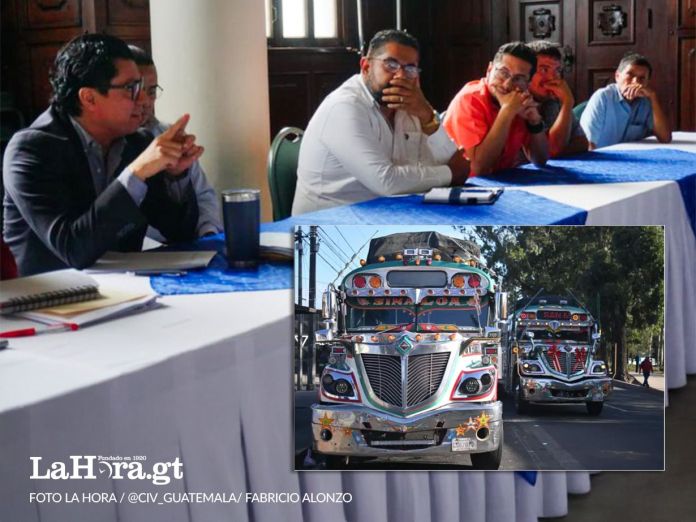 Mesas de trabajo para construir propuesta de Ley de Transportes. Foto La Hora
