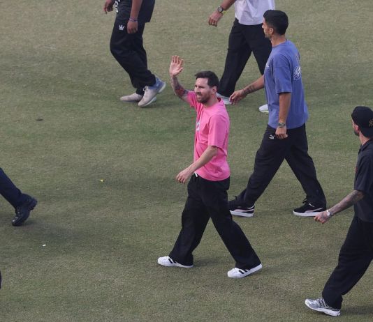 El 10 argentino dio una emotiva despedida a sus seguidores en su visita a Nueva Delhi, India. Foto La Hora: EFE