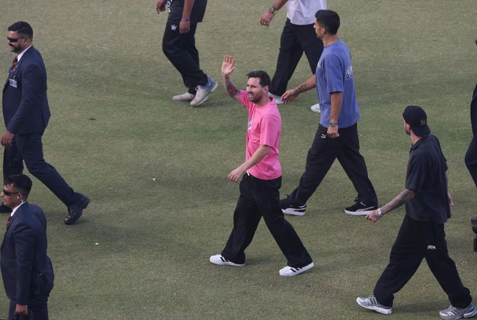 Messi visita India El 10 argentino dio una emotiva despedida a sus seguidores en su visita a Nueva Delhi, India. Foto La Hora: EFE