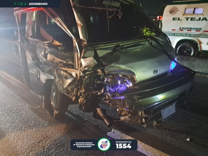 Microbus que fue dañado en el percance el Chimaltenango. Foto La Hora: Bomberos Municipales Departamentales
