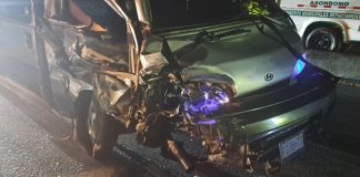 Microbus que fue dañado en el percance el Chimaltenango. Foto La Hora: Bomberos Municipales Departamentales