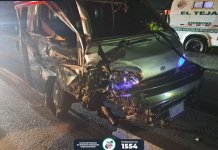 Accidente en libramiento de Chimaltenango deja a cuatro víctimas trasladadas a centros hospitalarios Microbus que fue dañado en el percance el Chimaltenango. Foto La Hora: Bomberos Municipales Departamentales