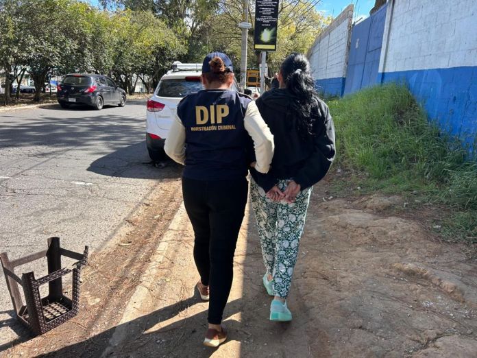 Juzgados de varios departamentos han girado órdenes de captura en su contra por el supuesto delito de extorsión. Foto La Hora: PNC