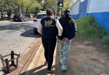 Mujer es capturada con seis órdenes de aprehensión señalada de extorsión Juzgados de varios departamentos han girado órdenes de captura en su contra por el supuesto delito de extorsión. Foto La Hora: PNC