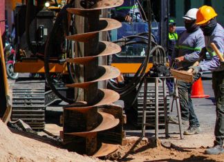 El alcalde de Mixco, Neto Bran, hizo el anuncio de la perforación de los pilotos para el paso a desnivel en la colonia El Milagro. Foto La Hora: Muni Mixco