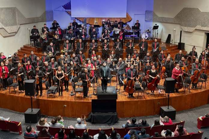 En total participaron más de 100 personas —más de 90 músicos y un coro— 
