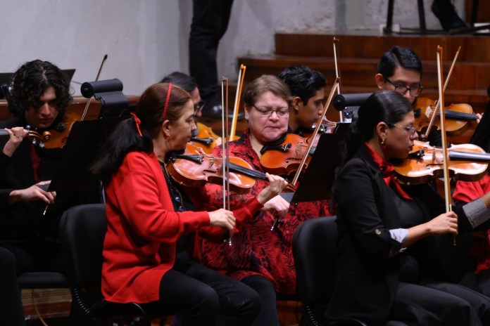 En total participaron más de 100 personas —más de 90 músicos y un coro— 