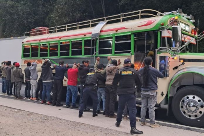 Operativos en buses extrarubanos Operativos realizados para buses extraurbanos por la PNC. Foto La Hora: PNC