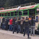 Operativos realizados para buses extraurbanos por la PNC. Foto La Hora: PNC