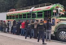 Operativos realizados para buses extraurbanos por la PNC. Foto La Hora: PNC