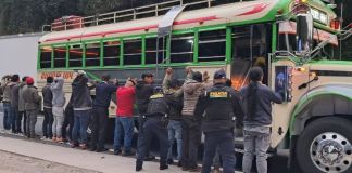 Operativos realizados para buses extraurbanos por la PNC. Foto La Hora: PNC