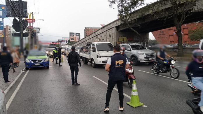 Operativos taxis piratas En la Calzada Roosevelt y Mixco se llevaron a cabo varios operativos contra taxis no autorizados por parte del MP, PNC y la PMT. Foto La Hora: MP