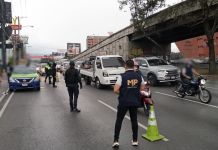 En la Calzada Roosevelt y Mixco se llevaron a cabo varios operativos contra taxis no autorizados por parte del MP, PNC y la PMT. Foto La Hora: MP