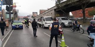 En la Calzada Roosevelt y Mixco se llevaron a cabo varios operativos contra taxis no autorizados por parte del MP, PNC y la PMT. Foto La Hora: MP