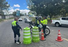 El cierre de vías en las rutas principales de Bárcena, Villa Nueva, permanecerá hasta en horas de la madrugada del 31 de diciembre por la presentación de un convite. Foto La Hora: PMT de Villa Nueva