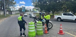 El cierre de vías en las rutas principales de Bárcena, Villa Nueva, permanecerá hasta en horas de la madrugada del 31 de diciembre por la presentación de un convite. Foto La Hora: PMT de Villa Nueva