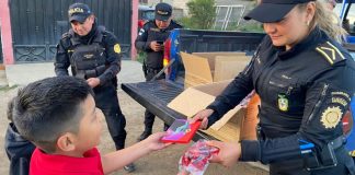 Campaña “Un Juguete por mi Comunidad”. Foto La Hora: PNC.