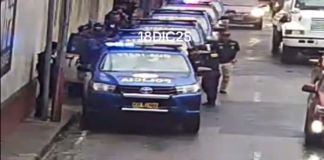 La presencia de unidades policiales en el centro de detención es para efectuar una requisa. Foto La Hora: captura de pantalla