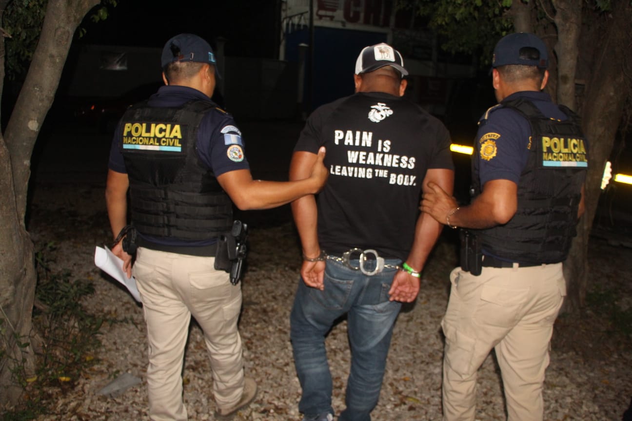 Hombre que escribió sobre el templo II de Tikal, en Petén, es capturado por la PNC