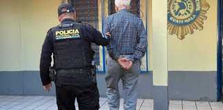 Detienen a un hombre de 84 años que presuntamente agredía a un niño.